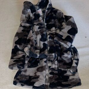 Kids Size 18mos Wonder Nation Camouflage Plush Robe.